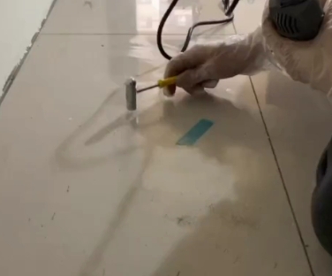 黄梅瓷砖开裂维修公司专业分享瓷砖在铺贴前如果没有沥干水分，将会导致以下问题